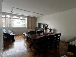 Casa sobreposta alta para locação na Ponta da Praia em Santo